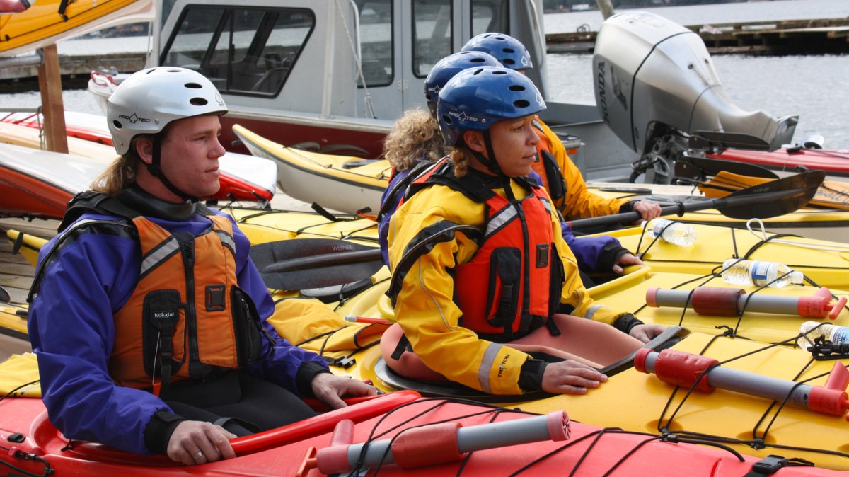 Guide-Training a group of people sitting on a raft